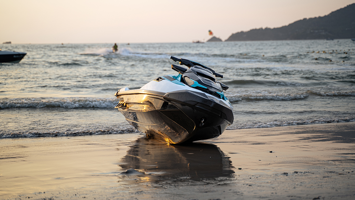 Мужчину во время катания на гидроцикле в Подмосковье травмировал натянутый трос