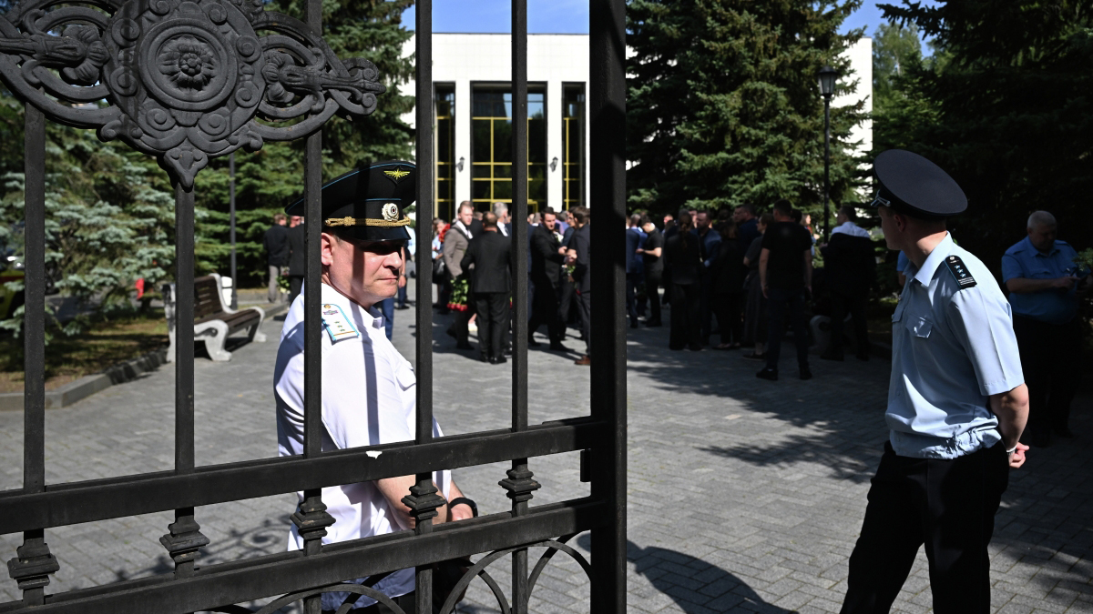 Строгие списки и оцепленная территория: прощание со Старовойтом началось в Москве