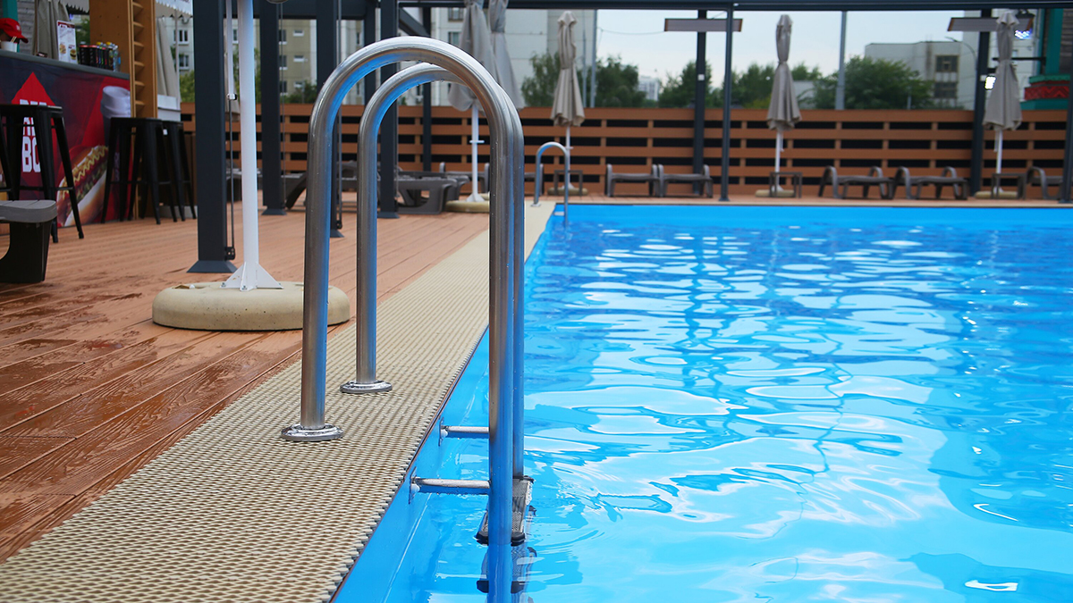 Мальчик в Швейцарии спрыгнул с трамплина в бассейне и убил пожилого мужчину