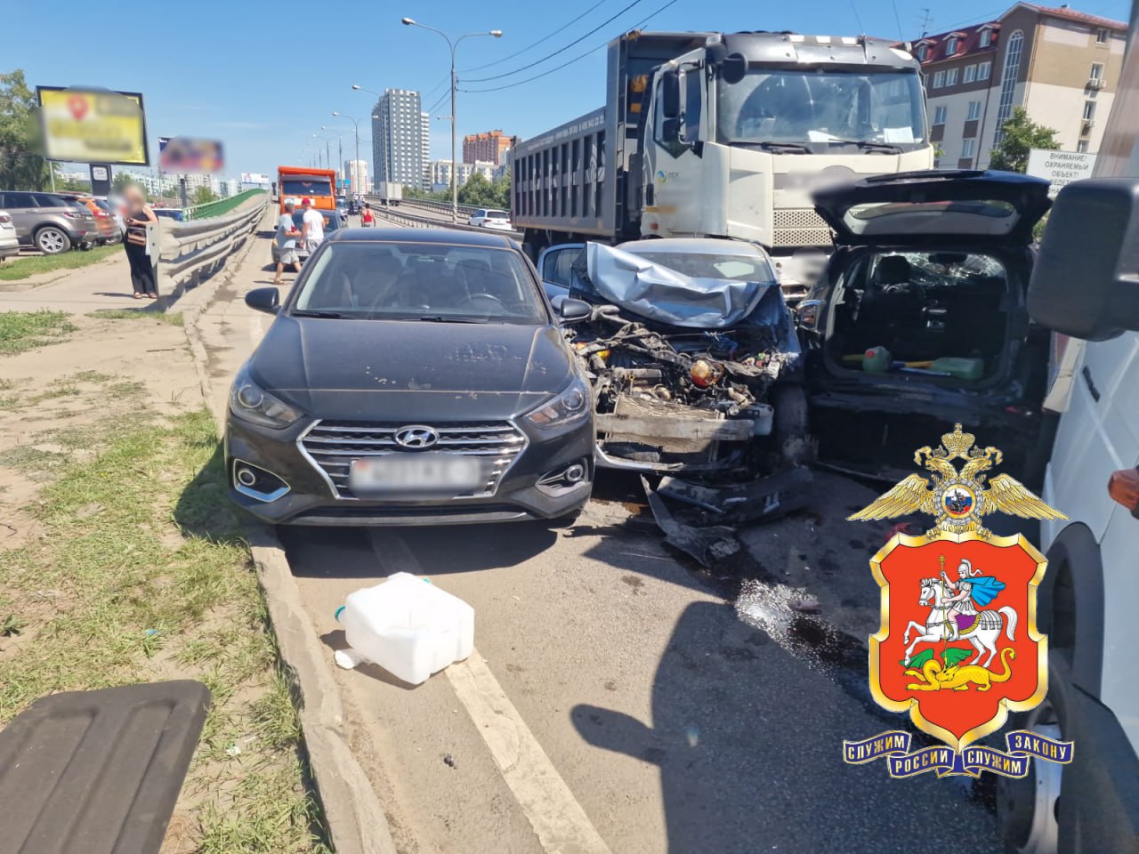 Водитель грузовика врезался в восемь машин в подмосковных Люберцах