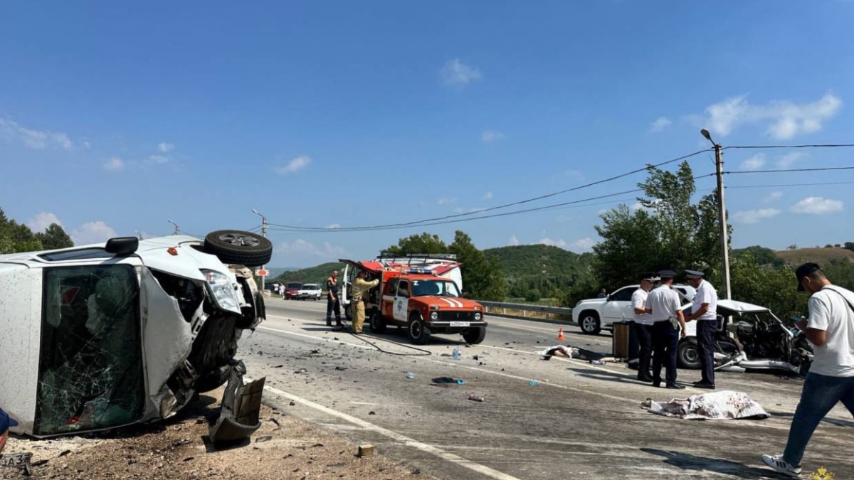 «Лада» столкнулась с микроавтобусом в Крыму, погибли четыре человека