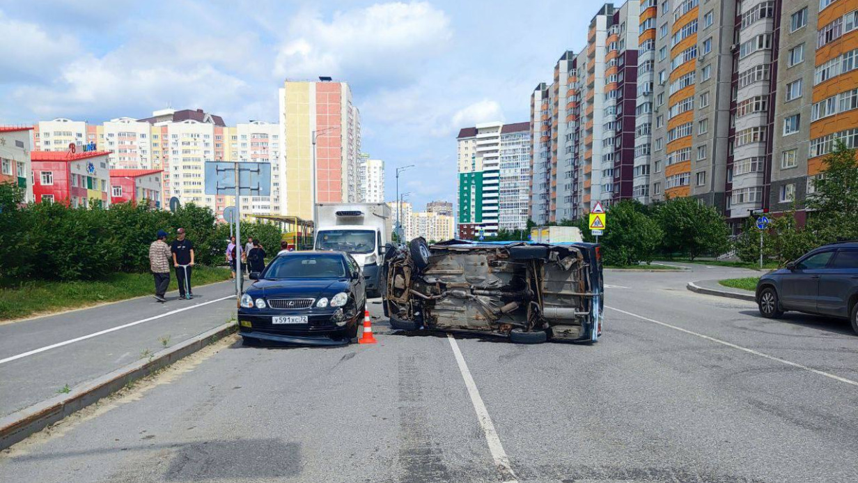 Подростки на «жигулях» без крыши въехали в Lexus и перевернулись в Тюмени