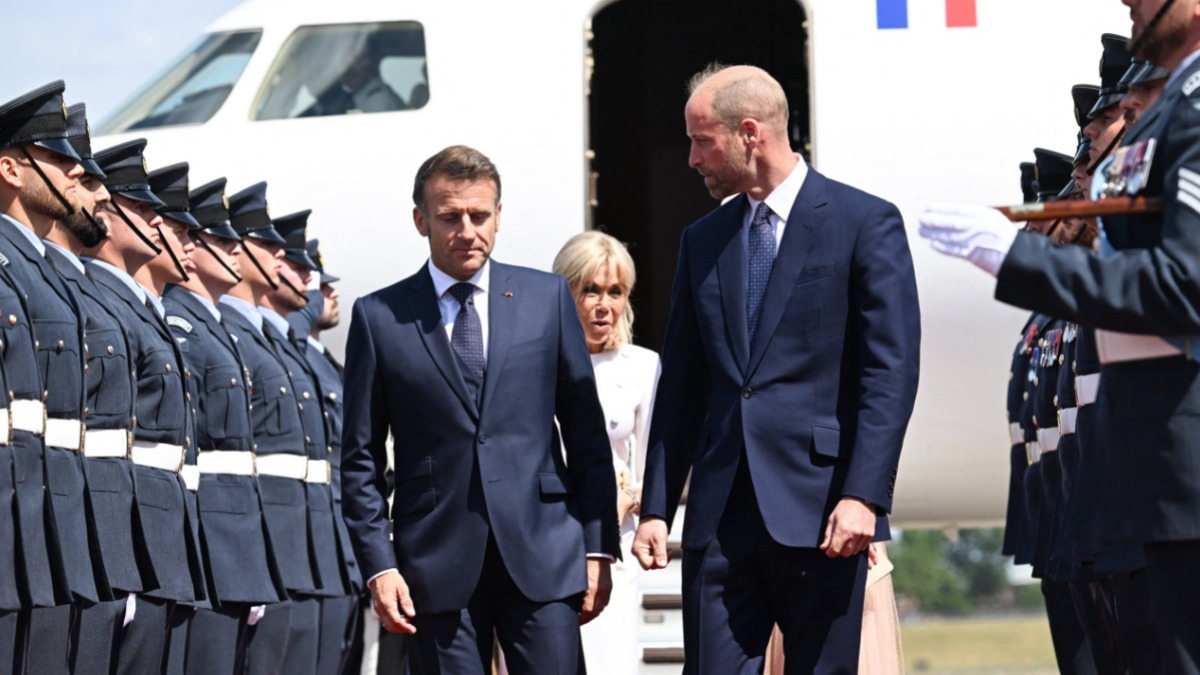 Президента Франции Эмманюэля Макрона и его супругу Брижит Макрон встречает у трапа самолета в Великобритании Уильям, принц Уэльский