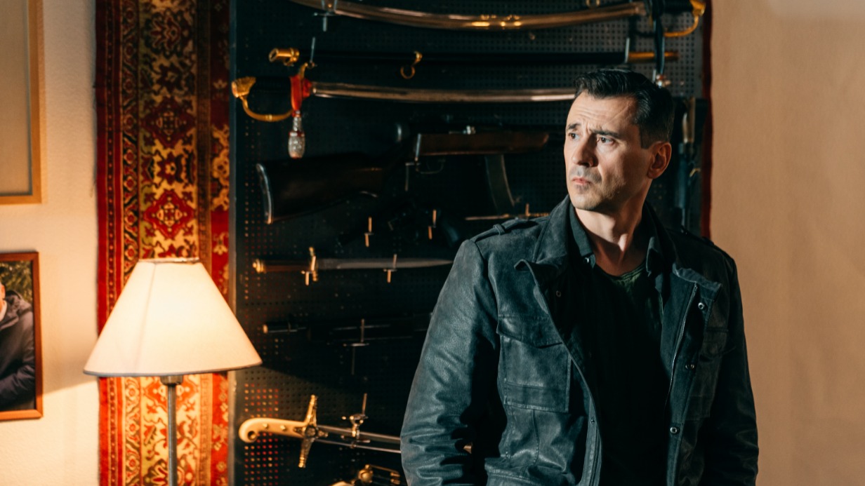 Кадр из нового сериала «Точка невозврата», снимаемого НТВ: артист Евгений Миллер в роли оперативника, майора Олега Мантурова, неподкупного борца с коррупцией в органах внутренних дел