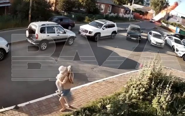 Baza: Спасение женщины с ребенком от удара ВСУ в Курске попало на видео