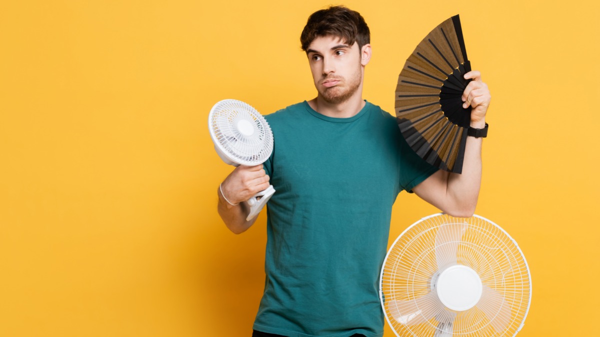 Сегодня на рынке можно без труда найти удобный переносной вентилятор, который будет стоить около 1000 рублей