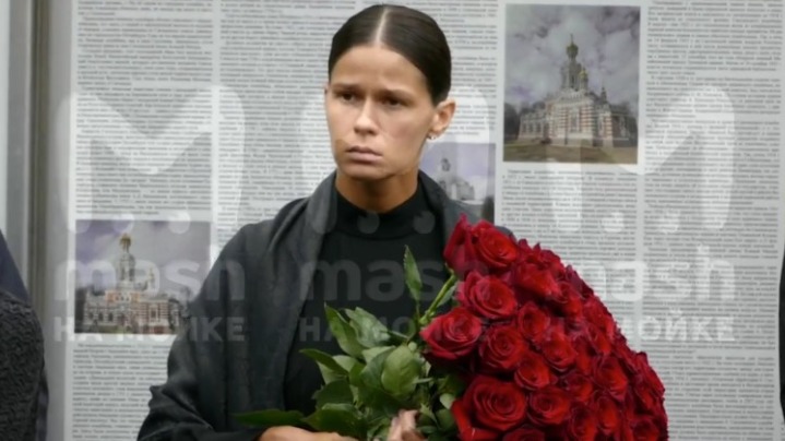 Девушка Старовойта пришла на его похороны с огромным букетом роз