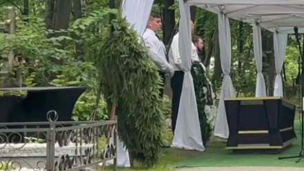 Открытый гроб Старовойта перед захоронением в Петербурге сняли на видео