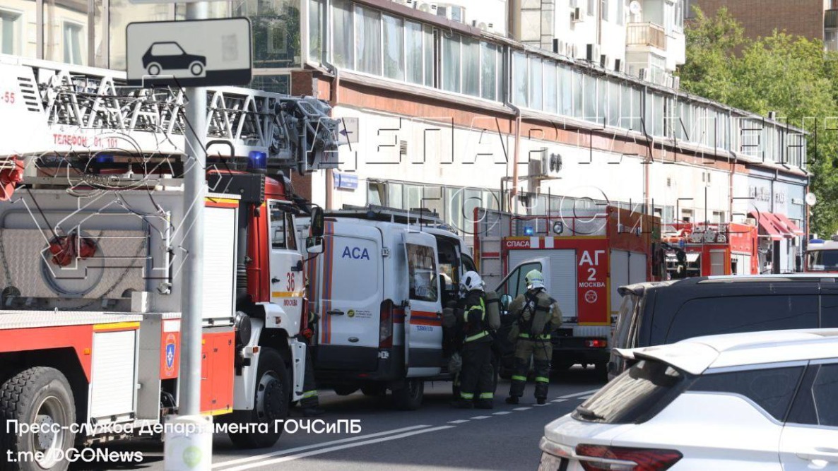 Пять человек эвакуировались из горящего здания в центре Москвы