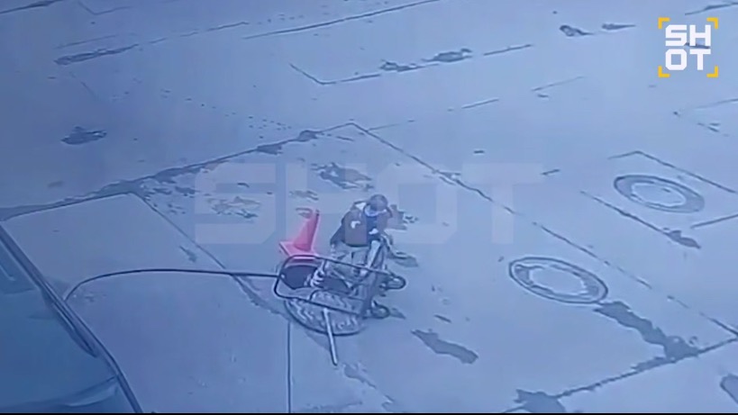 СМИ: Ребенок в Санкт-Петербурге провалился в открытый люк