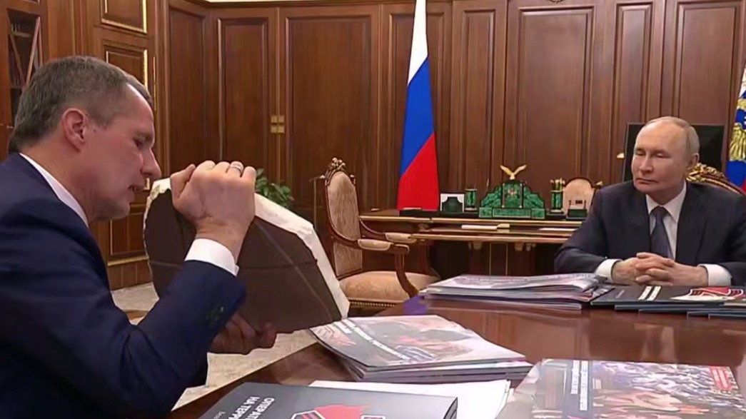 Гладков подарил Путину картину художницы, которая рисует на осколках снарядов ПВО