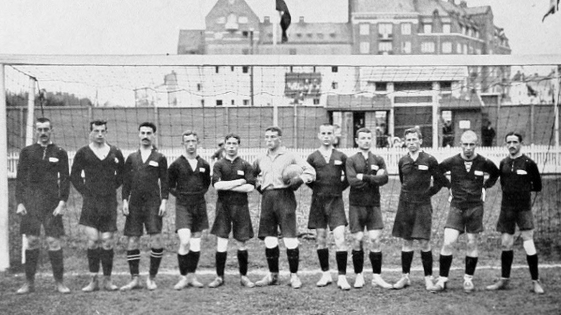 Игроки сборной Российской империи по футболу перед матчем на Летних Олимпийских играх 1912 года в Стокгольме (Швеция)