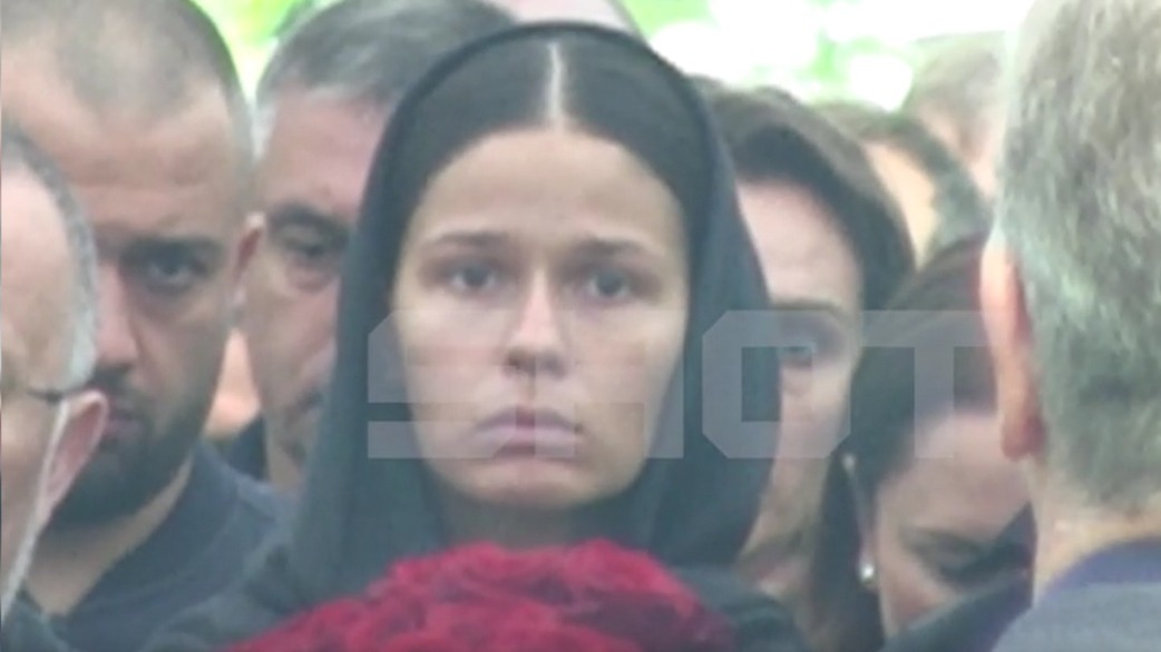 Девушка экс-министра Старовойта призналась ему в любви у гроба