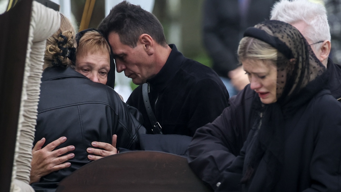 Бывшая жена Старовойта обняла его молодую девушку на похоронах
