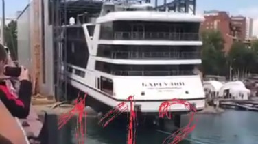 Круизный лайнер «Баргузин» протаранил буксир при спуске на воду