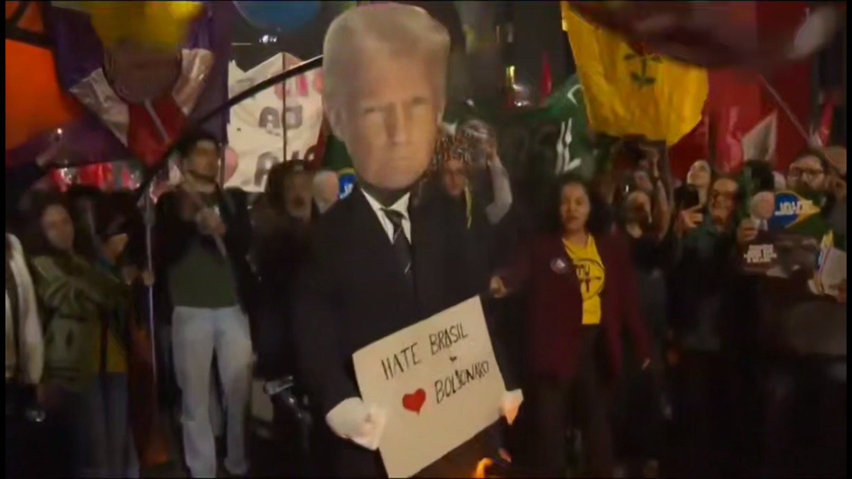 Чучело Трампа сожгли в Бразилии