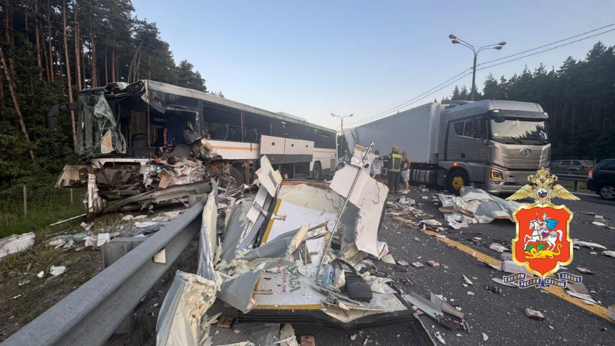 Пассажирский автобус врезался в грузовик на трассе в Подмосковье
