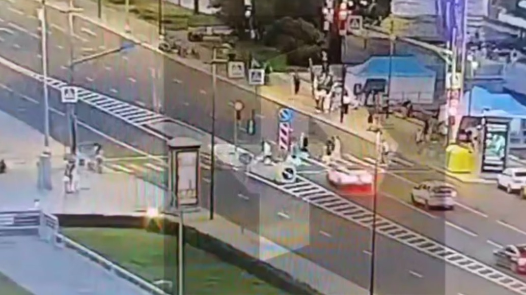 Опубликовано видео ДТП на Бережковской набережной