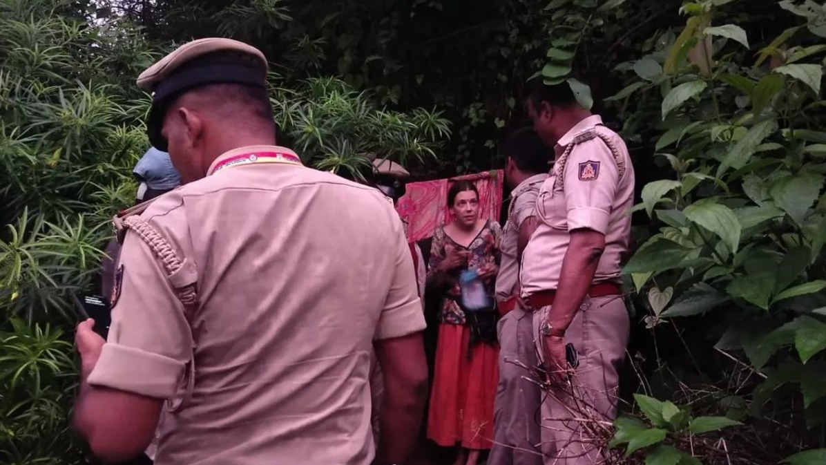 Россиянка с двумя детьми поселилась в индийской пещере для медитаций