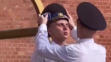 Караульный вытер пот с лица сослуживца, стоящего в жару у стен Кремля