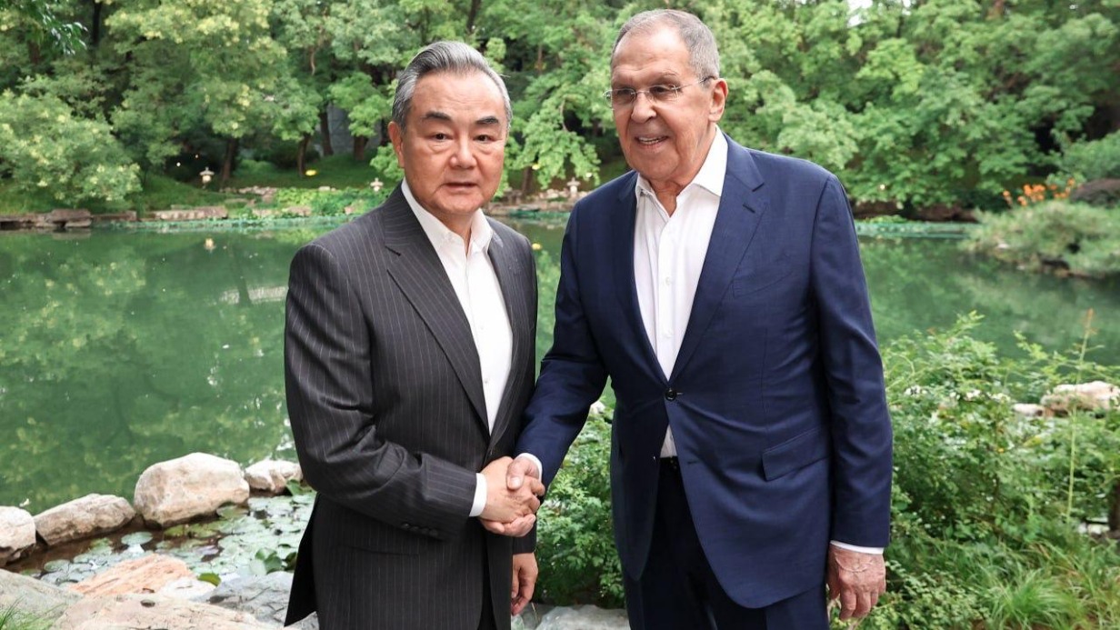 Необычную деталь заметили в наряде Лаврова и главы МИД Китая на встрече