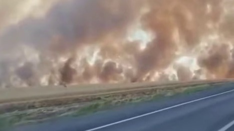 Загоревшаяся маршрутка вызвала сильный пожар в Ростовской области 