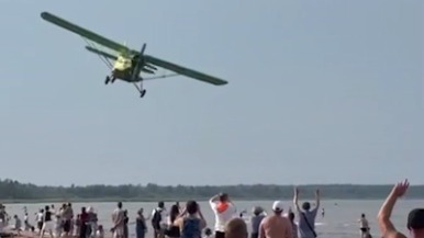 Частный самолет низко пролетел над пляжем на берегу Ладожского озера (видео)