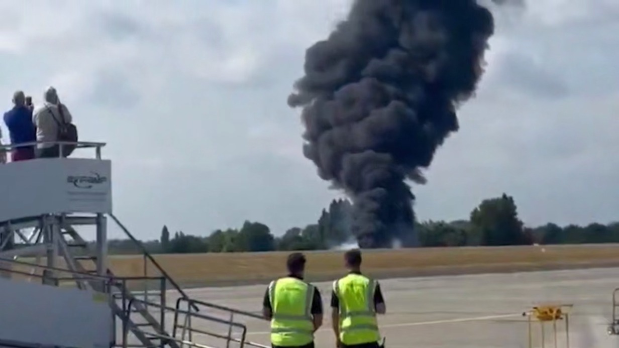 Пассажирский самолет разбился после взлета в Великобритании (видео)