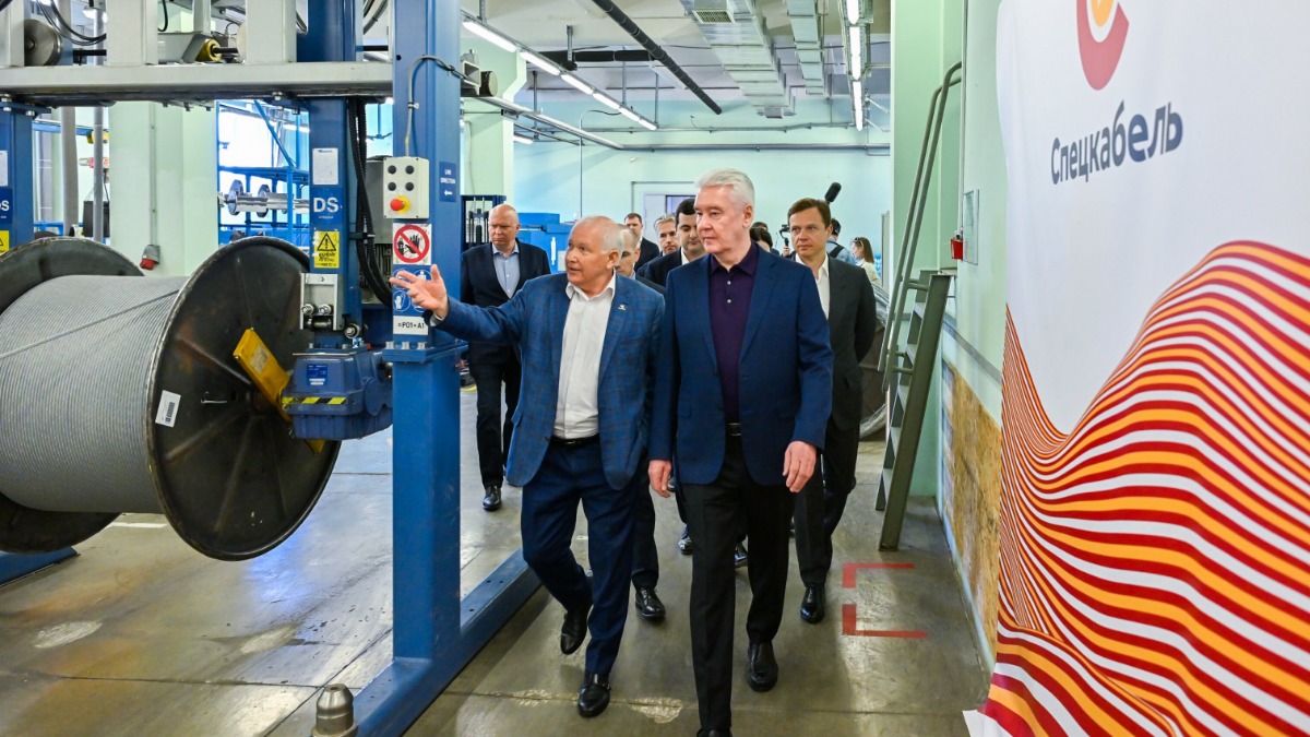 Мэр Москвы Сергей Собянин посетил завод «Спецкабель». Президент группы компаний Андрей Лобанов показал главе города новое производство