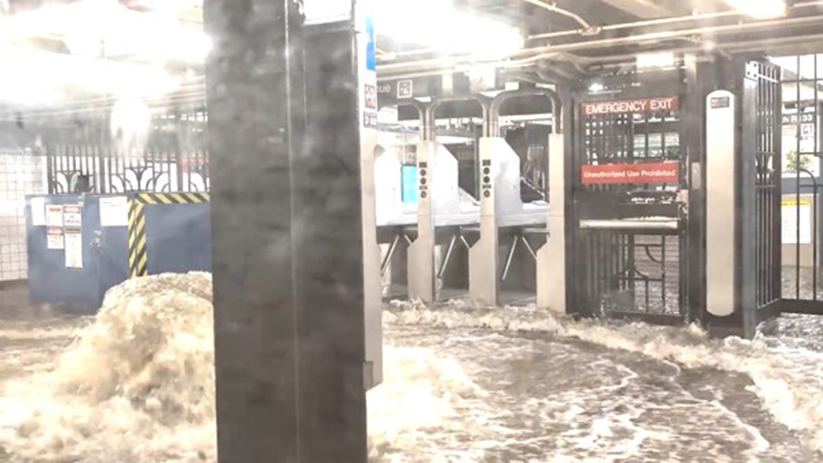 Мощные ливни затопили метро Нью-Йорка