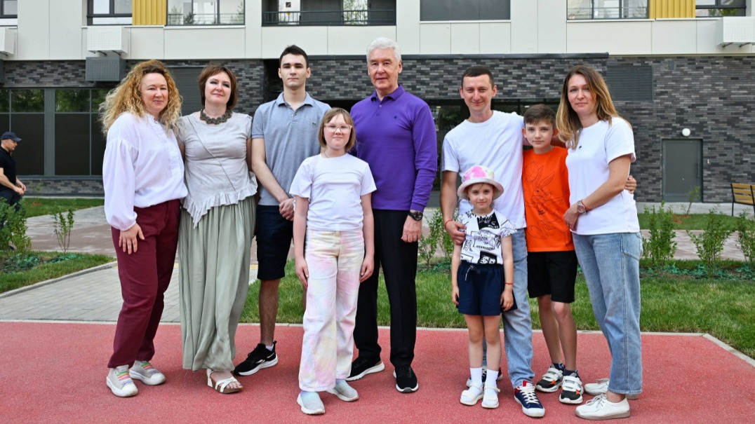 Мэр Москвы Сергей Собянин с семьями, которые переезжают в дома по реновации