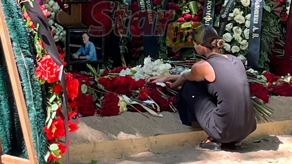 Девушка Старовойта спешно покинула кладбище, когда туда пришла его бывшая жена