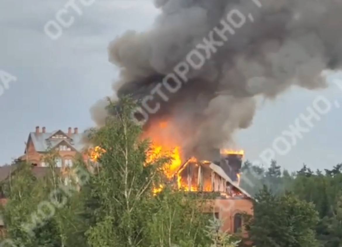 Жилой дом в Подмосковье загорелся после попадания молнии