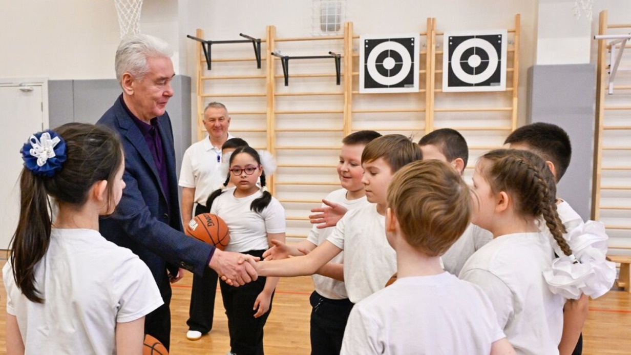 Мэр Москвы Сергей Собянин пообщался с учениками в новом корпусе кадетской школы № 1784 имени генерала армии Матросова, расположенном в переулке Расковой