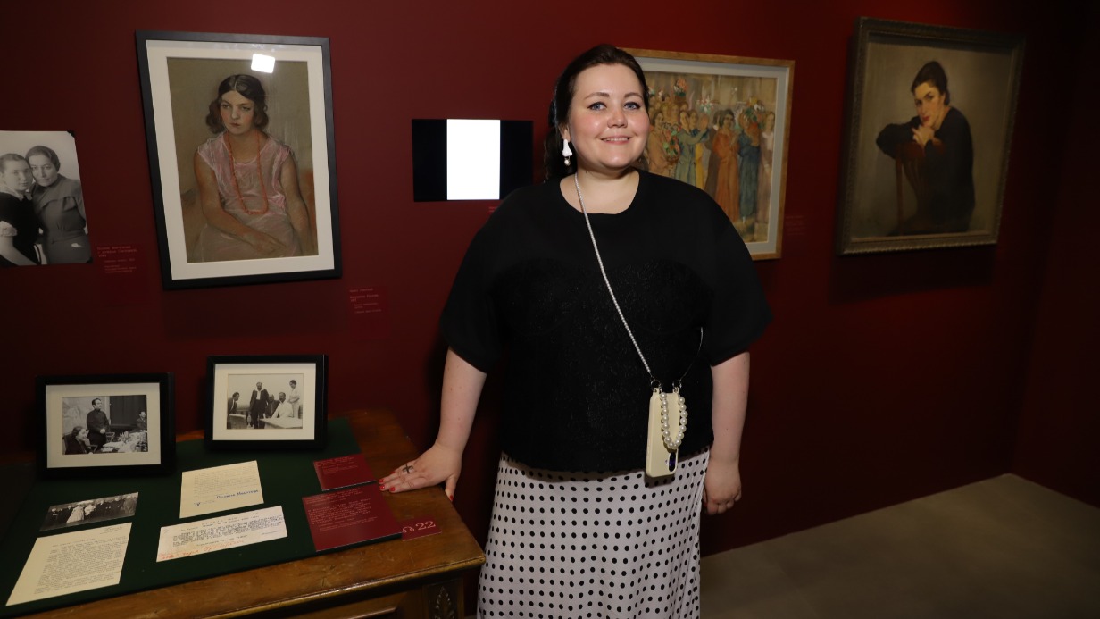 Куратор выставки «Красная Москва. Женщина в большом городе» в Центре «Зотов» Дарья Донина проводит первые экскурсии по экспозиции, посвященной жизни советских женщин 1920–1930-х годов
