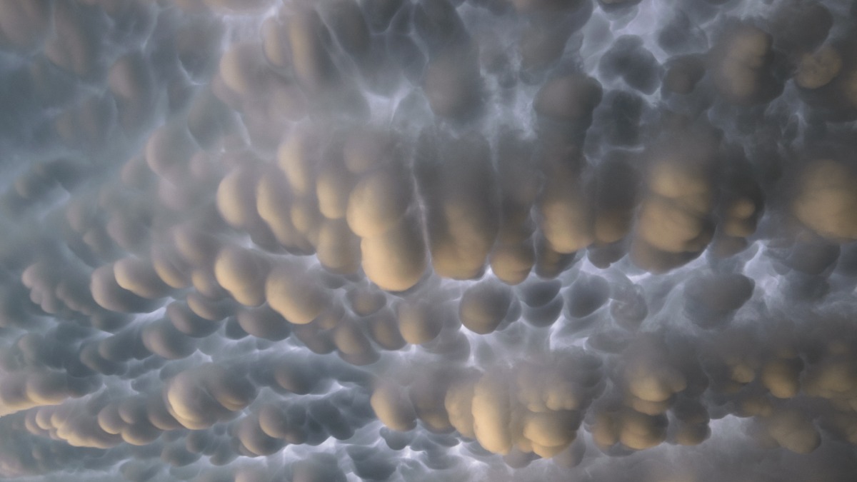 Эксперт Золина объяснила необычные облака над столицей