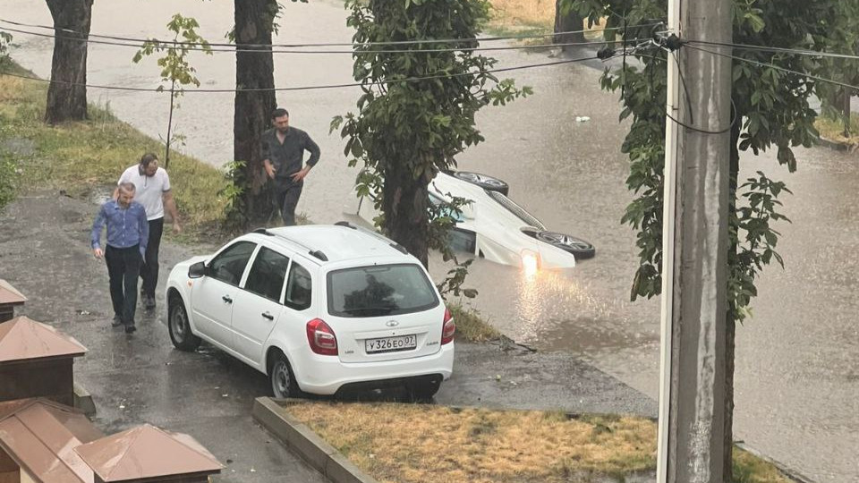 Несколько автомобилей в Нальчике ушли под воду из-за затопленных траншей