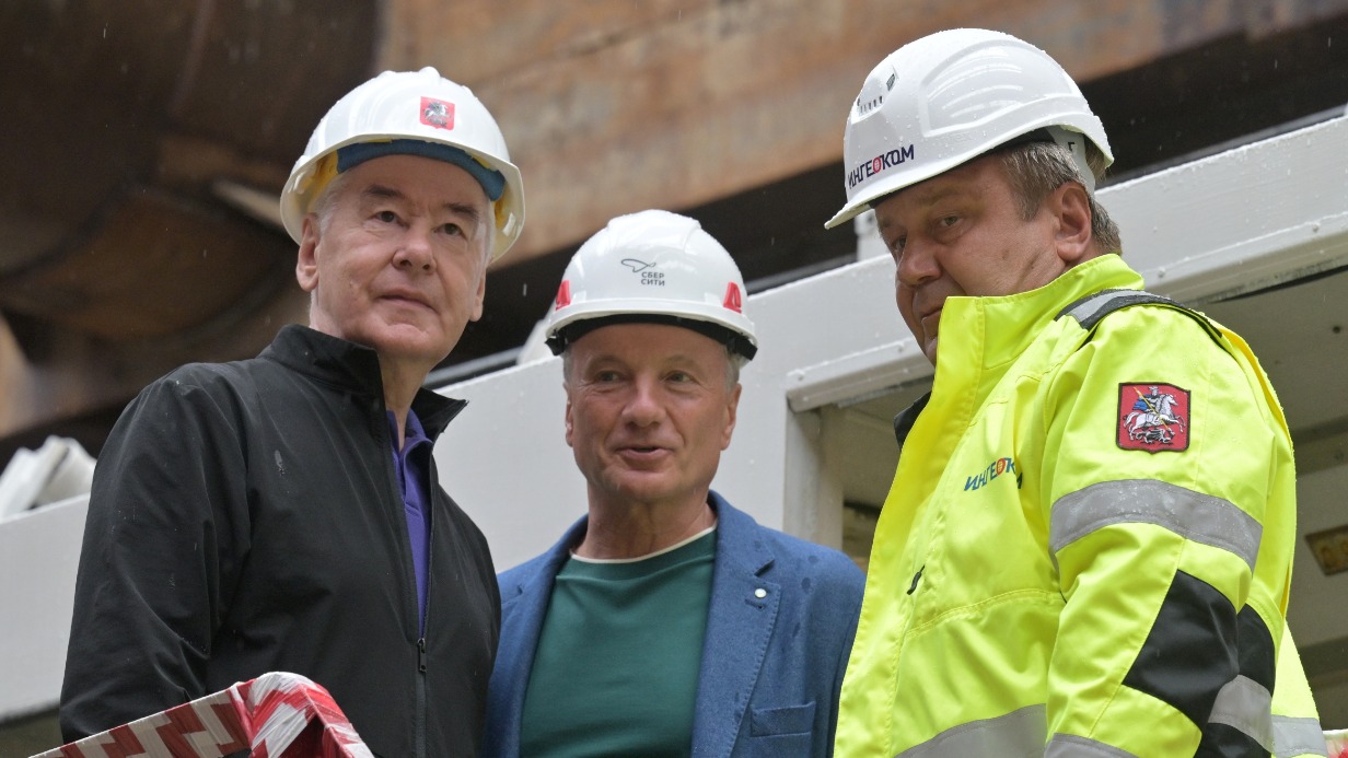 Мэр Москвы Сергей Собянин, президент ПАО «Сбербанк» Герман Греф и президент компании-подрядчика АО «Объединение «Ингеоком» Дмитрий Евсеев принимают участие в запуске проходческого щита от станции «Рублево-Архангельское» до станции «Ильинская» Рублево-Архангельской линии метро