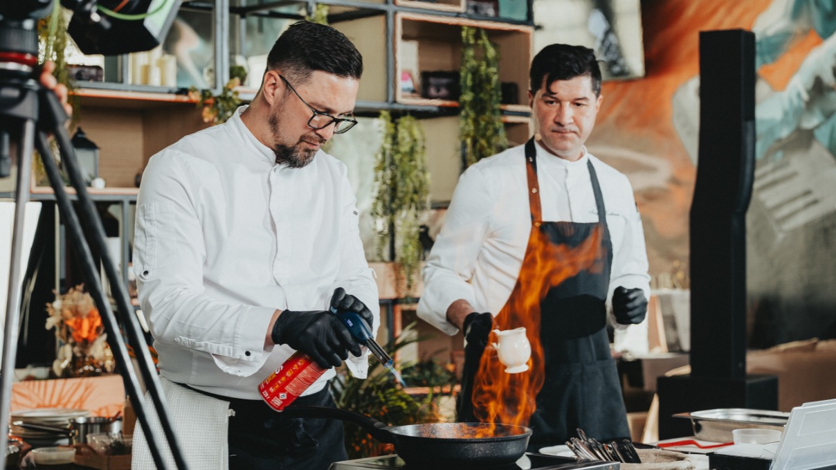 Рамиль Сафин, бренд-шеф «Таврида.АРТ», и Сергей Каштанов, шеф-повар одного из ресторанов, готовят изысканные блюда в рамках гастроужина в арт-кластере