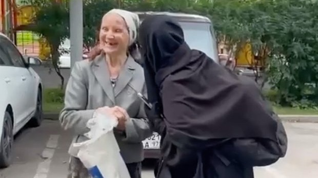 Женщину, которая уговаривала пенсионерку принять ислам, сняли на видео в Москве
