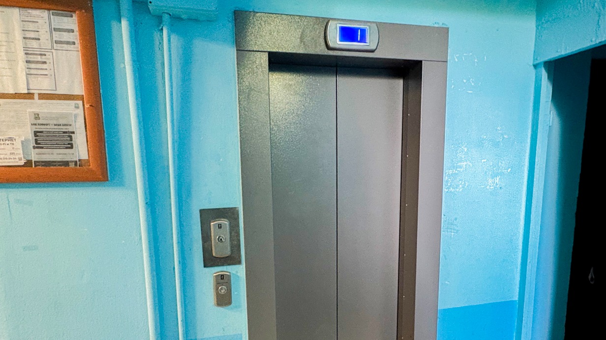 В жилом доме в районе Отрадное заменили лифты с расширением дверных проемов