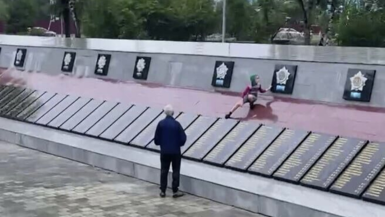 Ребенок в Приморье гулял по плитам мемориала с именами погибших в ВОВ