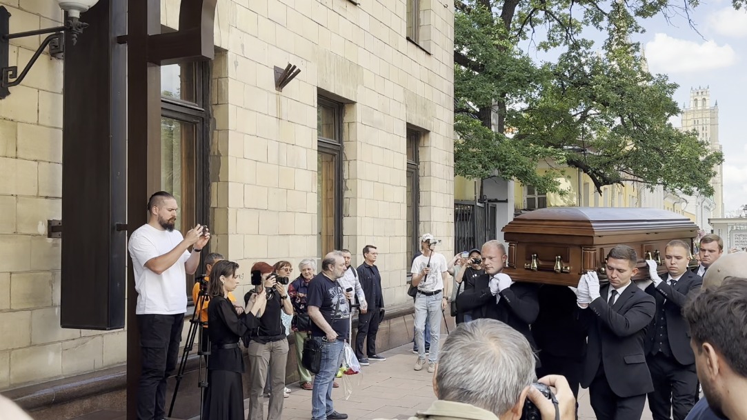 Церемония прощания с режиссером Александром Миттой началась в Москве