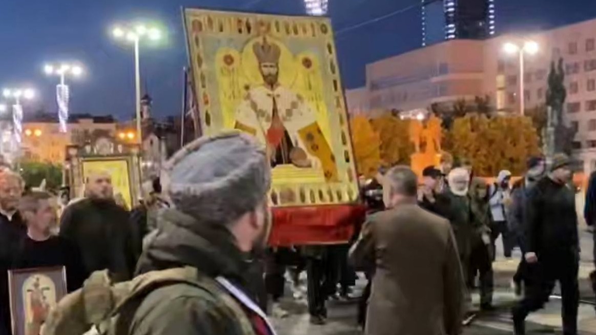 Мужчины в камуфляже и с медалями вышли ночью на улицы Екатеринбурга