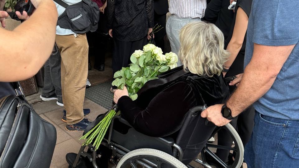 Тарасова приехала проститься с Миттой в инвалидном кресле