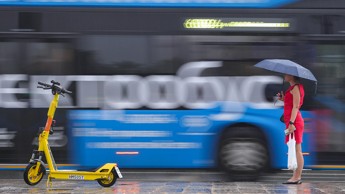 Столичным водителям посоветовали использовать городской транспорт из-за дождя
