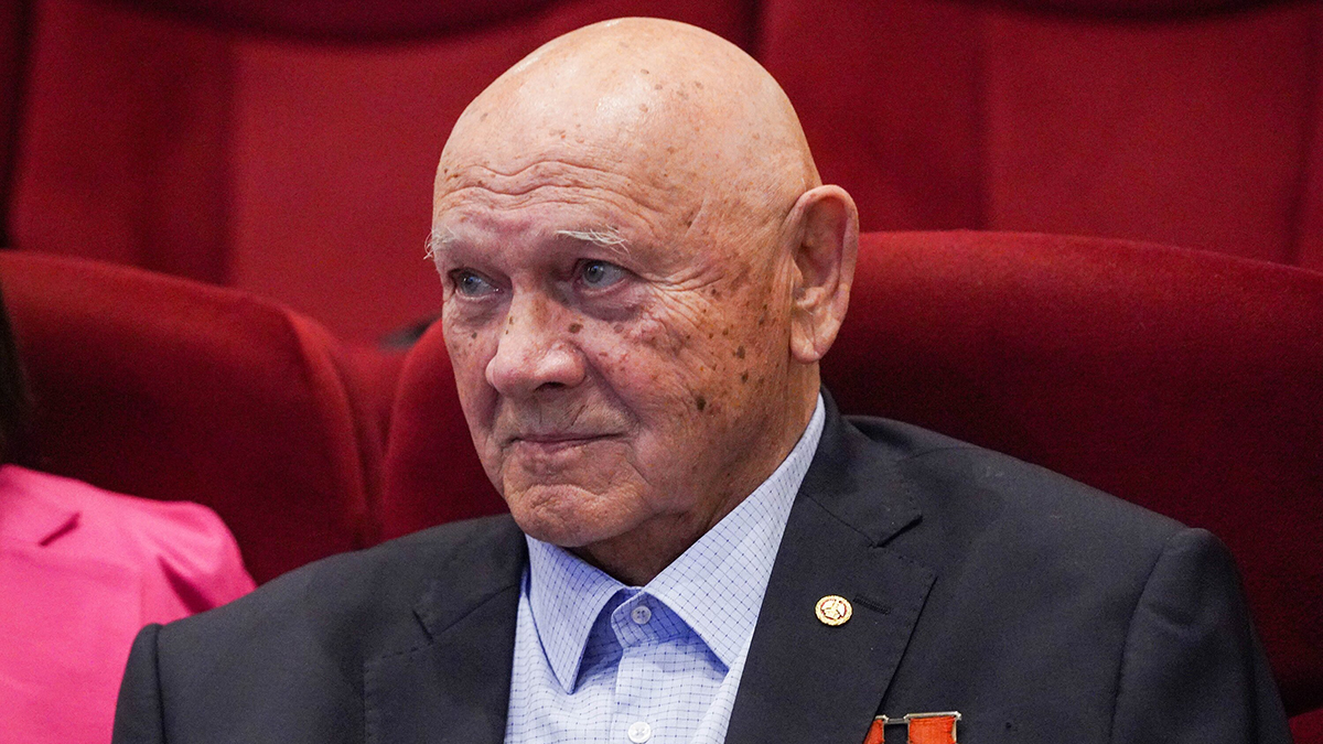 Летчик-космонавт Джанибеков рассказал, можно ли курить в космосе