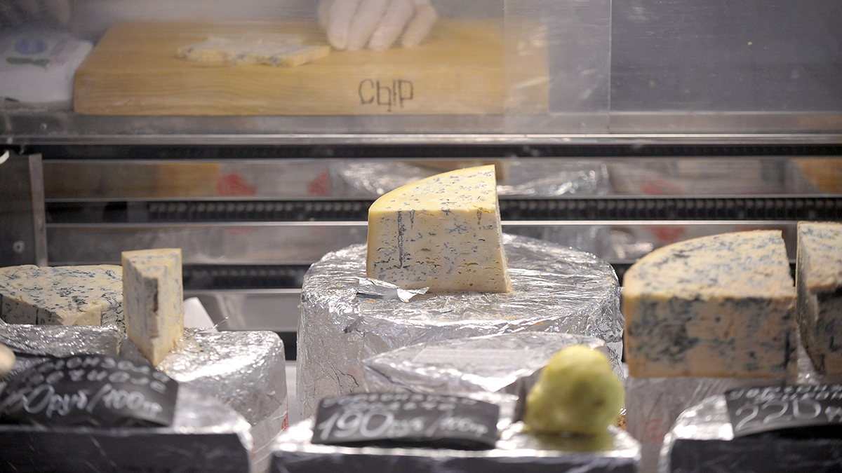 Санкционную продукцию нашли на рынке в Москве: что с ней сделали