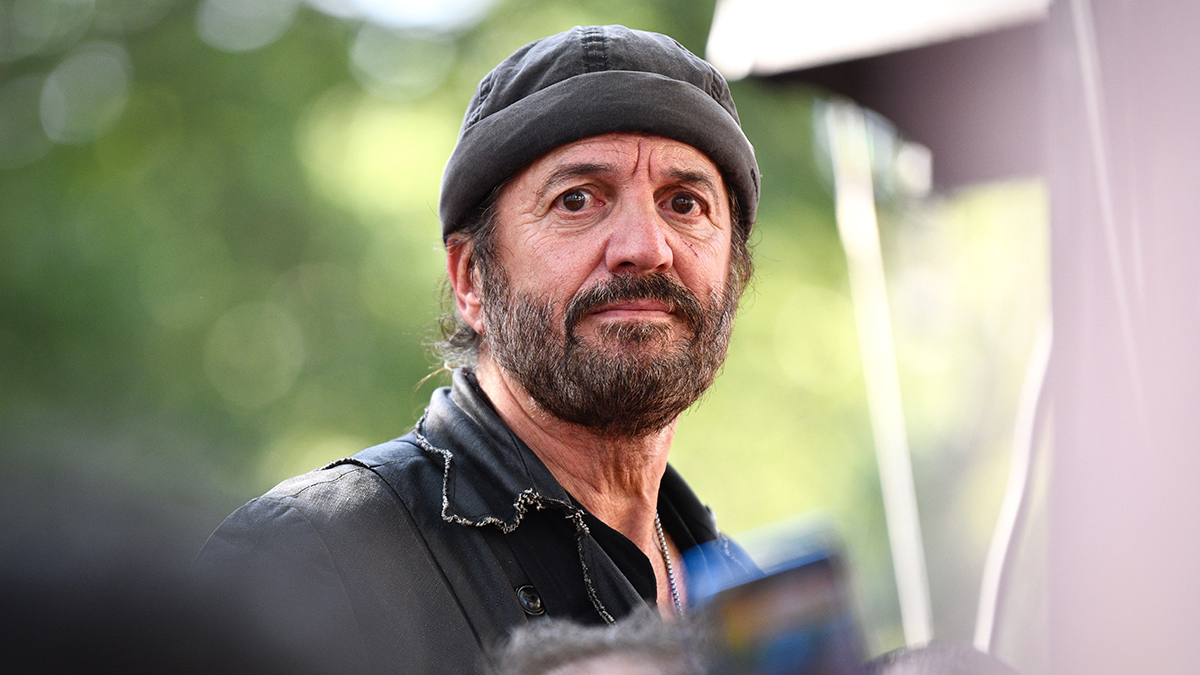 Французский певец Лаланн получил подарок от Путина