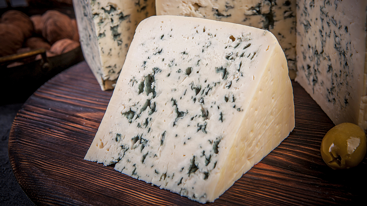 Врач Соломатина объяснила, почему из-за сыра с плесенью может болеть голова